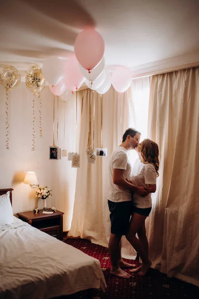 Genç çift sabah gelin ve damat bir otel odasında birlikte günün tadını çıkarıyorlar.