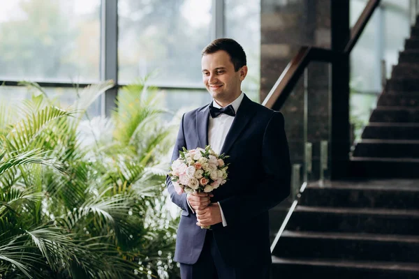 Gelin ve damadın buluşması otel lobisinde.