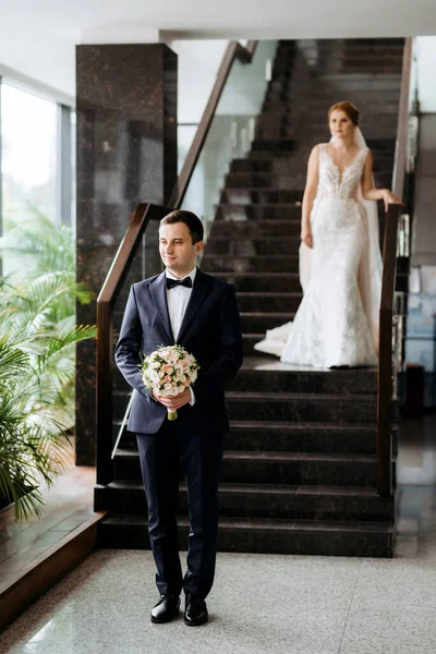 Gelin ve damadın buluşması otel lobisinde.