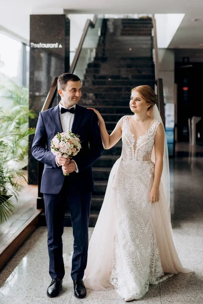 Gelin ve damadın buluşması otel lobisinde.