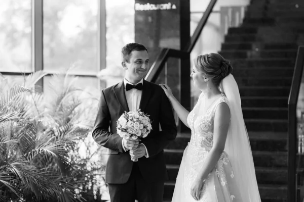 Gelin ve damadın buluşması otel lobisinde.