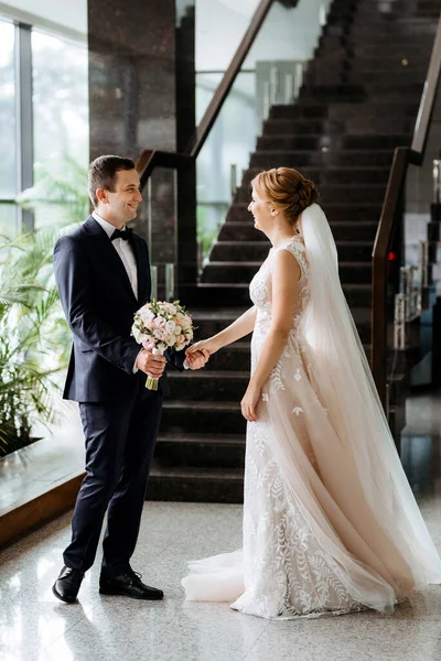 Gelin ve damadın buluşması otel lobisinde.