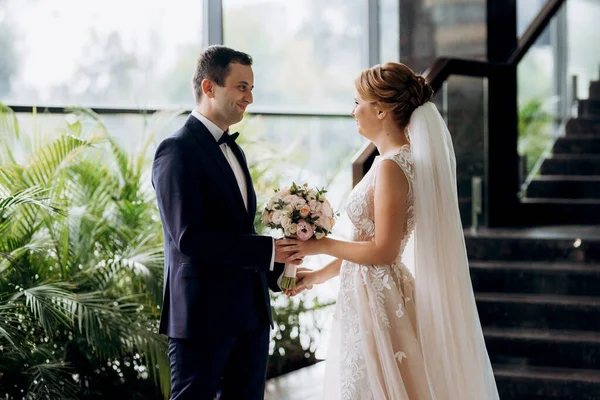 Gelin ve damadın buluşması otel lobisinde.