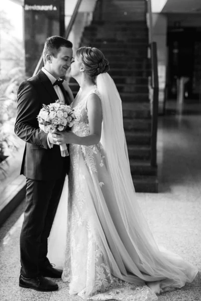 Gelin ve damadın buluşması otel lobisinde.