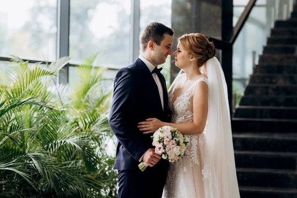 Gelin ve damadın buluşması otel lobisinde.