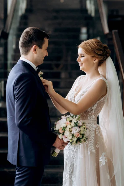 Gelin ve damadın buluşması otel lobisinde.