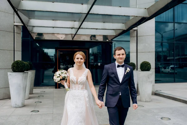 Gelin ve damadın buluşması otel lobisinde.