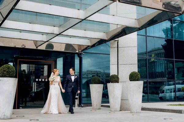 Gelin ve damadın buluşması otel lobisinde.