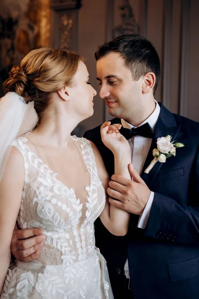 Genç bir çift karanlık bir stüdyoda, bir ayna ve bir avizeyle.