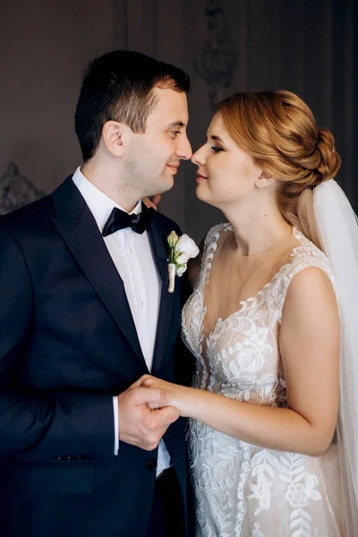 Genç bir çift karanlık bir stüdyoda, bir ayna ve bir avizeyle.