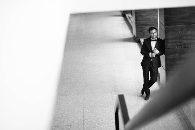 Otel içinde mavi smokinli damadın portresi.