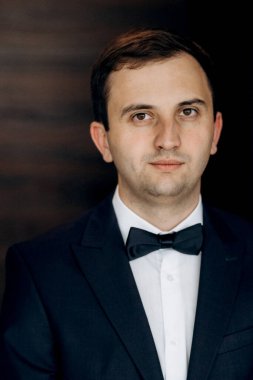 Otel içinde mavi smokinli damadın portresi.