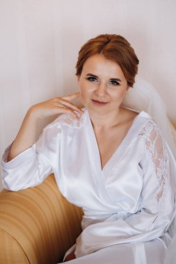 Sabah makyajı ve gelinin otel odasında hazırlanması.