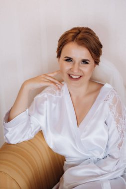 Sabah makyajı ve gelinin otel odasında hazırlanması.