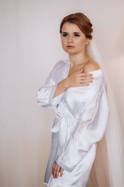 Sabah makyajı ve gelinin otel odasında hazırlanması.