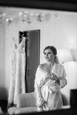 Sabah makyajı ve gelinin otel odasında hazırlanması.