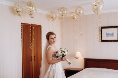 Sabah makyajı ve gelinin otel odasında hazırlanması.