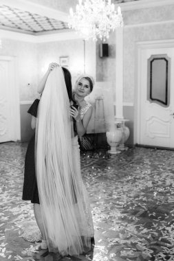 Düğün töreni gece yarısı gelinin duvağını kaldıracak.