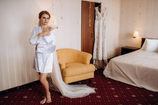 Sabah makyajı ve gelinin otel odasında hazırlanması.