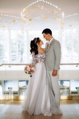 Gelin ve damadın ilk buluşması otel merdivenlerinde.