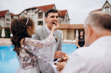 Şehvetli kıvrık örgülü ve süslemeli düğün ekmeği.