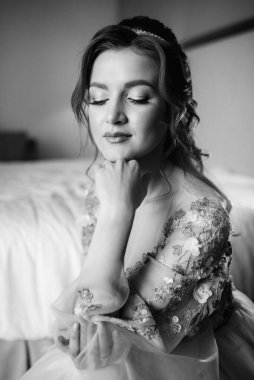 Sabahleyin bir otelde lavantalı gelinlik giymiş bir gelinin portresi.