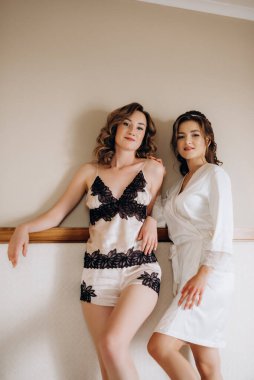 Gelin ve nedimesi düğün sabahı bir otel odasında hazırlanıyorlar.