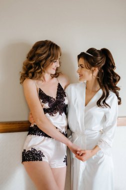 Gelin ve nedimesi düğün sabahı bir otel odasında hazırlanıyorlar.