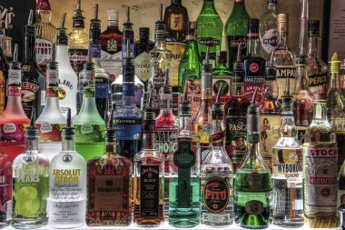 Belgrad, 15 Mayıs 2017: Çeşitli likörlerden oluşan şişeler rafa dizildi