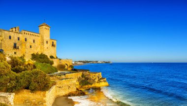 Akdeniz'e bakan Tamarit kalesi ile Cala Tobera körfezi, Tarragona, İspanya