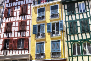 Bayonne, Aquitaine, Bask Ülkesi'nde renkli evler