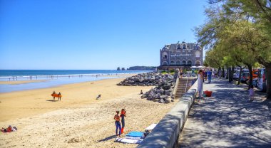 Hendaye, Fransa - 8 Haziran: Turistler ve sörfçüler 8 Haziran 2017 tarihinde büyüleyici sahil beldesi Hendaye plajının keyfini çıkarıyorlar. Hendaye Pyrenees-Atlantiques departmanı ve güneybatı Fransa Nouvelle-Aquitaine bölgesinde yer almaktadır.