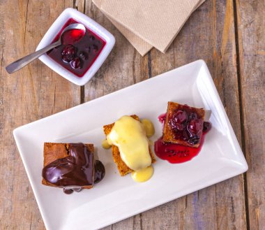 Parmak hamur işleri ve küçük tatlı ısırıklar oluşan tatlı mini kek keyifli bir seçim.