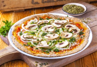 Sağlıklı bir tam buğday pizza sıcağa yumuşak ve çiğnenmiş iç ve dışında gevrek çıkar bir kabuk kabuğu ile.