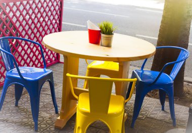 Peçeteler bir açık sokak kafenin masada dekoratif bitkiler ile bir tencere