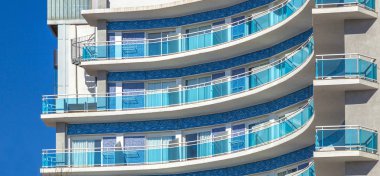 Yaz tatili sahil otel mimarisi.