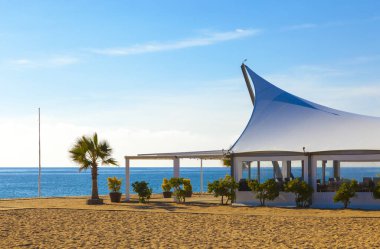 Mavi denize bakan plaj barı.