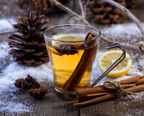 Heißes Wintergetränk Mit Zimt Anis Und Zitrone Winterszene Mit Tannenzapfen — Stockfoto