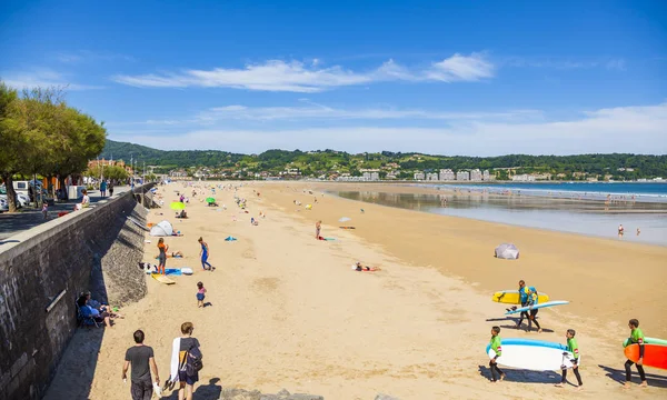 Hendaye France Juin Les Touristes Les Surfeurs Profitent Plage Charmante — Photo