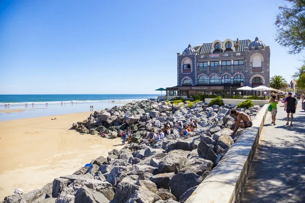 Hendaye Frankrike Juni Turister Och Surfare Njuta Stranden Den Charmiga — Stockfoto