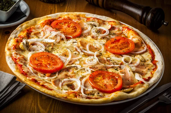 Pizza Quente Com Cogumelos Bacon Tomate Cebola Cercada Por Talheres — Fotografia de Stock