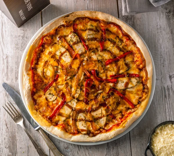 Pittige Pizza Met Kip Spek Vers Gesneden Uien Rode Paprika — Stockfoto
