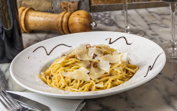 Spaghetti Alla Carbonara Rich Tangle Pasta Pancetta Egg Topped Parmesan — Stock Photo, Image