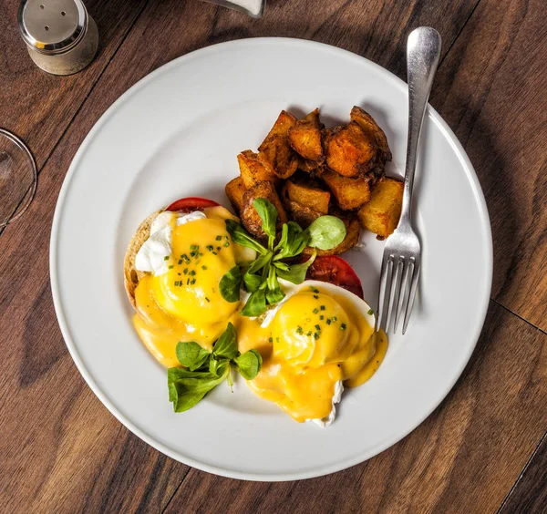 Ovos Benedict Pequeno Almoço Americano Tradicional Prato Brunch Com Bacon — Fotografia de Stock