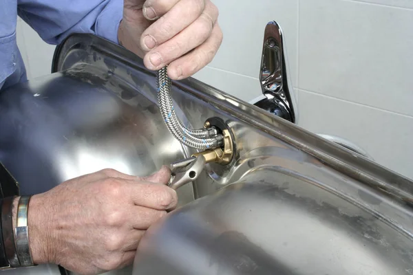 Installing kitchen sink — Stock Photo, Image