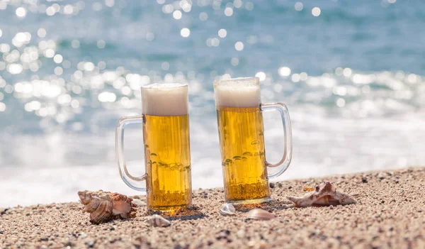ビーチでビールのグラス — ストック写真