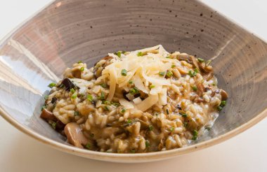 Mantarlı ve peynirli risotto. Esnaf toprak takımında servis ediliyor..