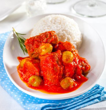 Domates soslu lezzetli sosisler pilav ile servis edilir..