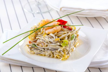 Angulas İspanya 'dan tipik bir deniz ürünleri tabağıdır.