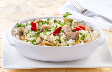 Acı biberli ve midyeli baharatlı deniz ürünleri pilavı.